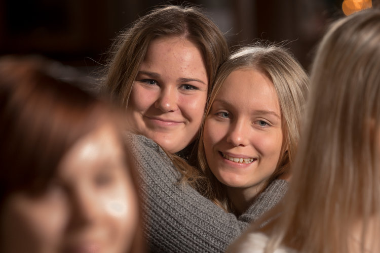 Tyttöjä halaamassa.