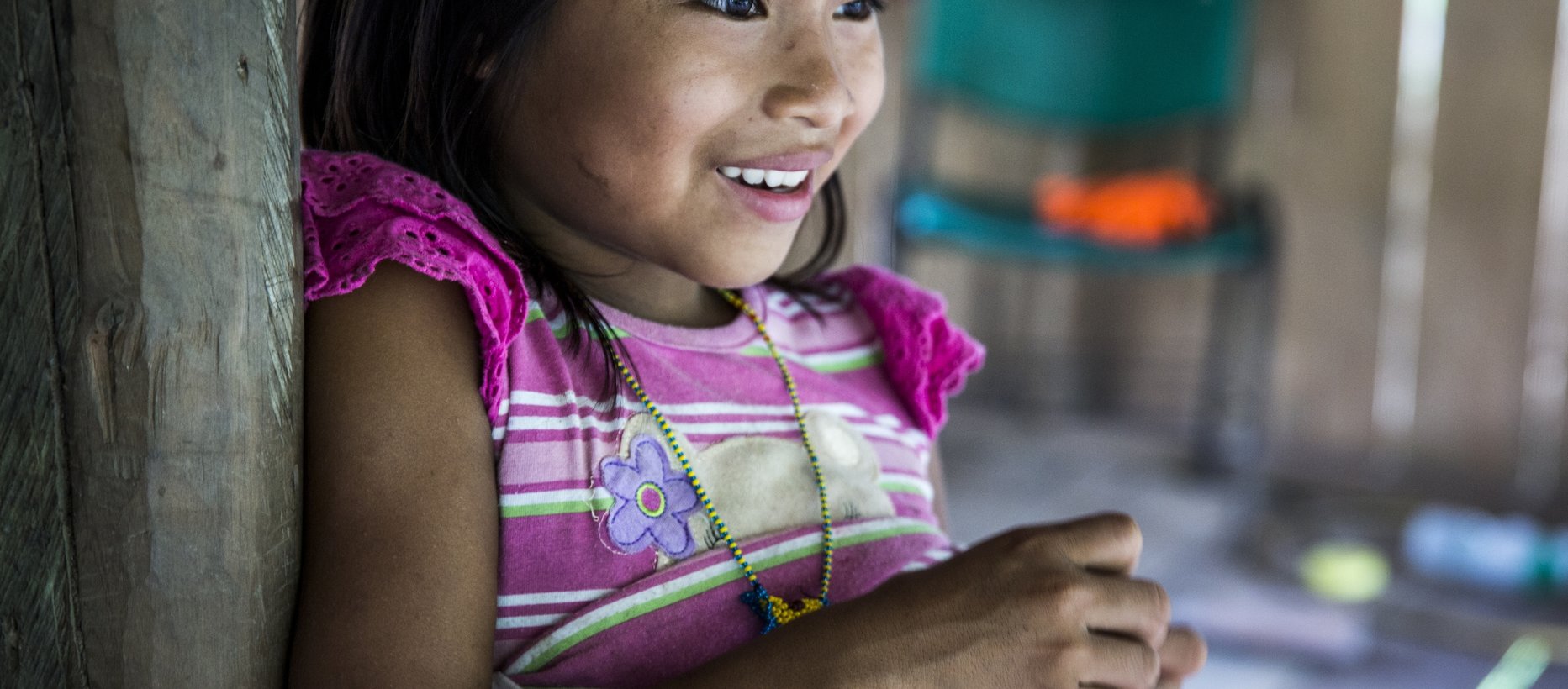 Kuvassa kolumbialainen tyttö iloisena kuvan on ottanut Meeri Koutaniemi