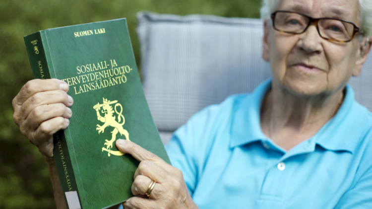 lakikirja ja vanhus