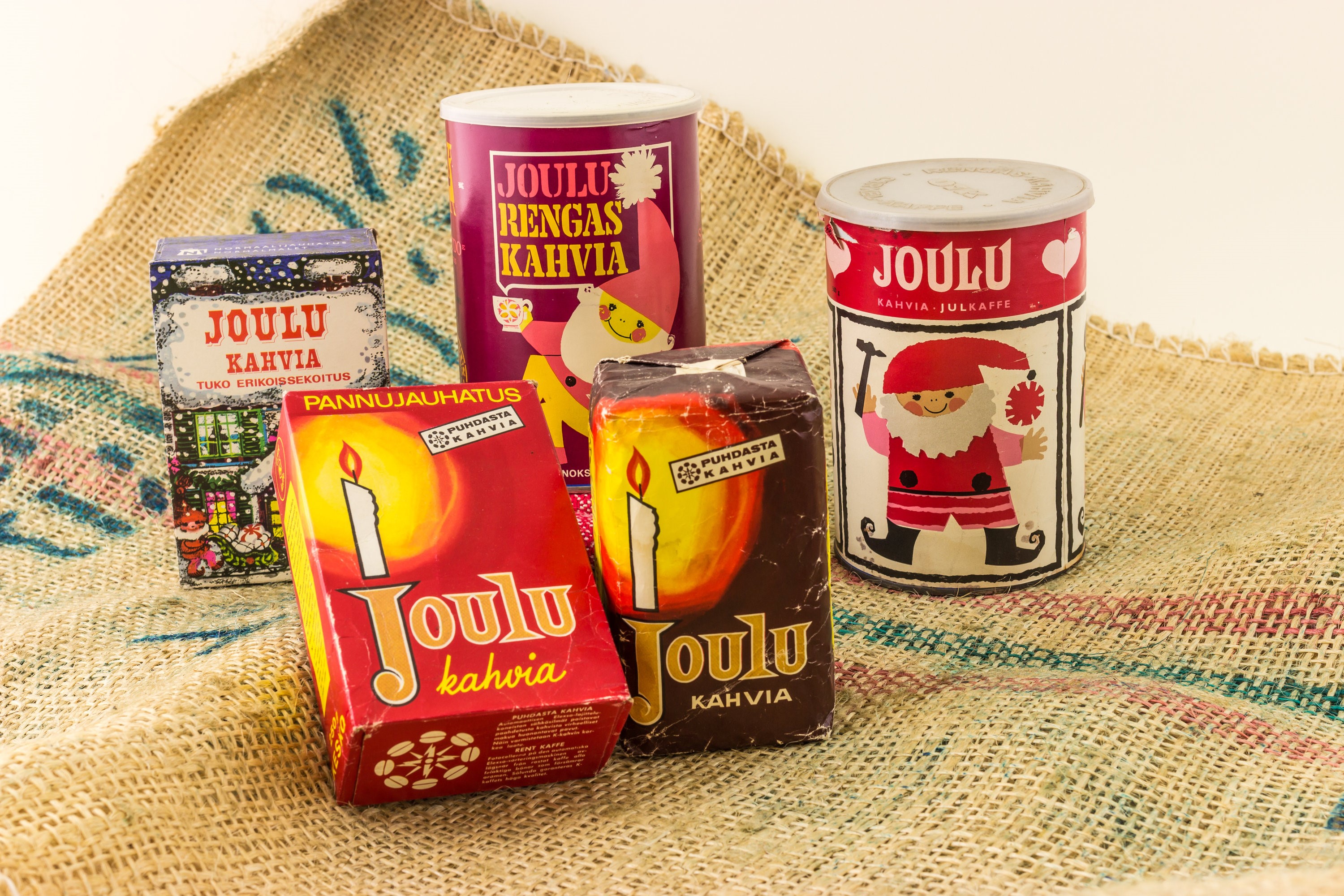 joulukahvipaketteja kansikuvassa